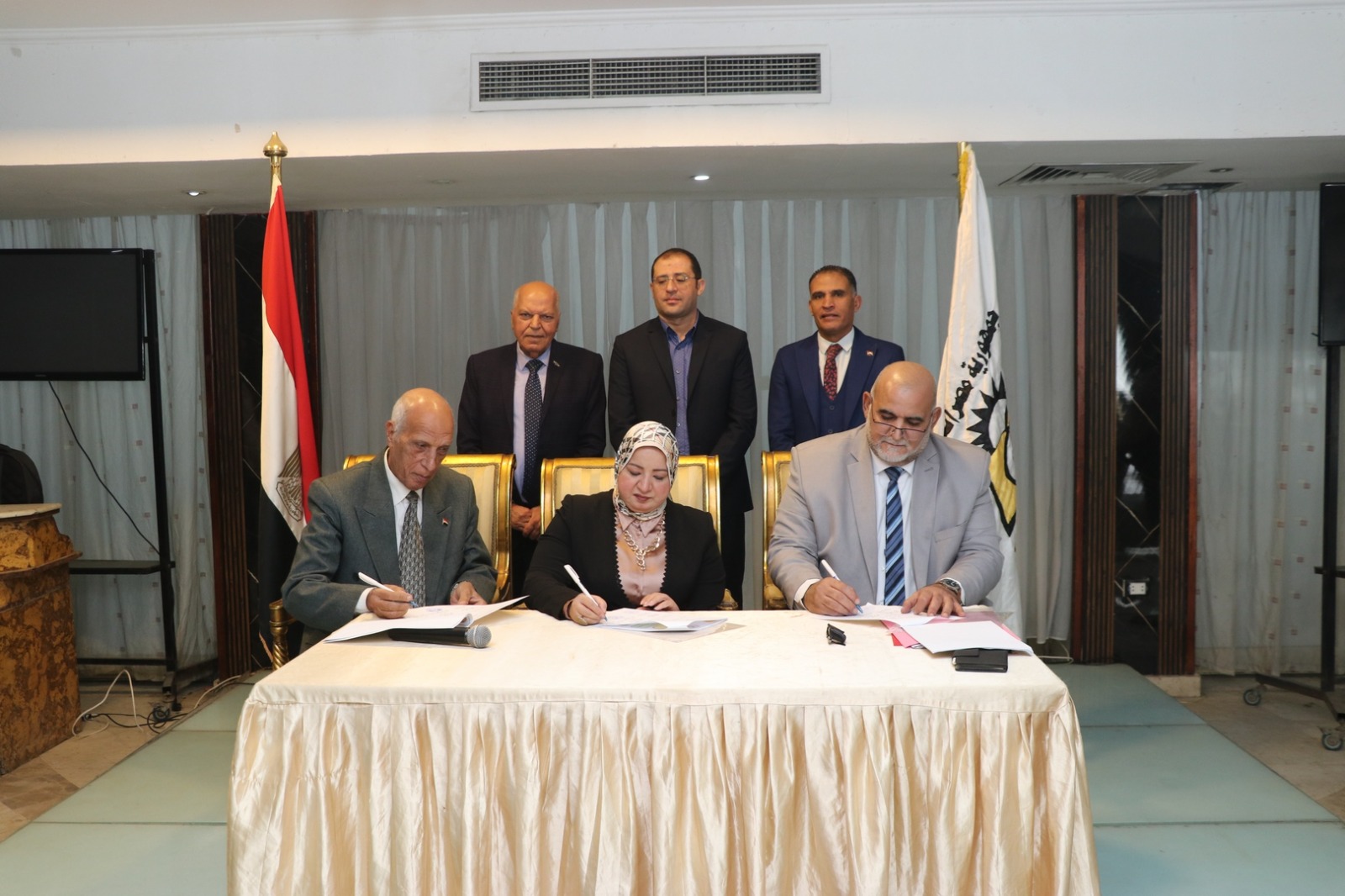 وزير القوى العامله 